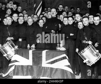 Oswald Mosley à l'hôtel de ville de Walsall avec quelques-uns des Blackshirts.Vers 1936. Banque D'Images