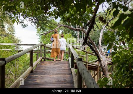 Afrique, Namibie du Nord, mère et fille (16-17) sur une passerelle en bois dans le Nambwa River Lodge Banque D'Images