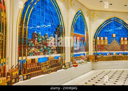 DUBAÏ, Émirats Arabes Unis - 7 MARS 2020 : intérieur du magasin de pâtisserie turc Hafiz Mustafa, situé dans le centre commercial de Dubaï, le 7 mars à Dubaï Banque D'Images