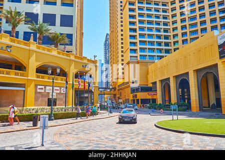 DUBAÏ, Émirats Arabes Unis - 7 MARS 2020 : l'étroite rue courbée traverse les gratte-ciels modernes de la marina de Dubaï, le 7 mars à Dubaï Banque D'Images