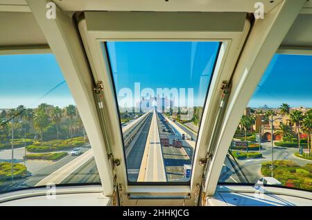 DUBAÏ, Émirats Arabes Unis - 7 MARS 2020 : le monorail de Palm Jumeirah ouvre la vue sur l'archipel artificiel de Palm Jumeirah avec des bâtiments modernes, des jardins et Atlan Banque D'Images