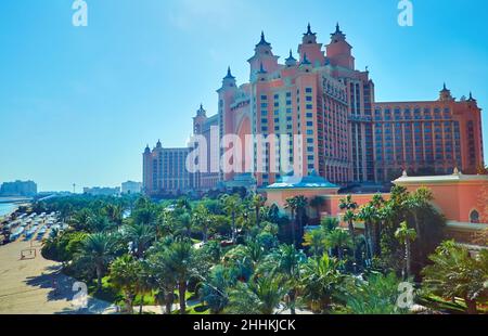 Le complexe de luxe Atlantis The Palm situé sur l'archipel de Palm Jumeirah, entouré de palmiers et dispose d'une belle plage de sable, Dubaï, Émirats Arabes Unis Banque D'Images