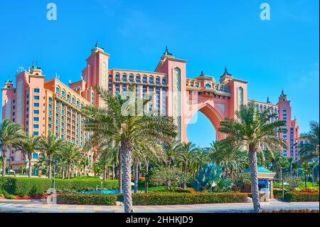 Panorama de l'exceptionnelle Atlantis The Palm Complex, décoré avec une grande arche en fer à cheval et de petites tours, entouré d'un jardin de palmiers, Palm Jumeira Banque D'Images