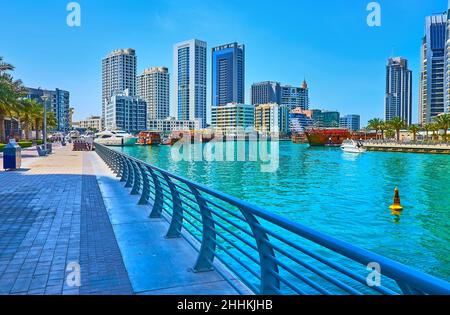 Le paysage urbain moderne de la marina de Dubaï avec vue sur les bateaux de bouée traditionnels en bois, amarrés sur les rives du port de bouée, Dubaï, Émirats Arabes Unis Banque D'Images