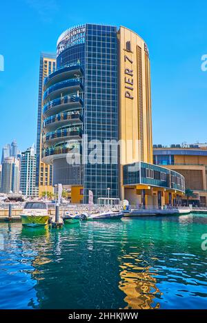 DUBAÏ, Émirats Arabes Unis - 7 MARS 2020 : Marina de Dubaï avec complexe de restaurants Pier 7, situé à côté de Marina Mall et face au club de yacht, le 7 mars à Dubaï Banque D'Images