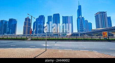 DUBAÏ, Émirats Arabes Unis - 7 MARS 2020 : panorama des tours du lac de Jumeirah avec bâtiments en verre et en béton - Tour Indigo, Tour Almas, Tour Global Lake View, sa Banque D'Images