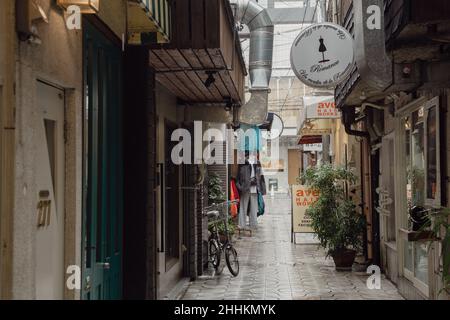 Kyoto, Japon - 10 avril 2019 : rue commerçante près du marché Nishiki le jour des pluies Banque D'Images