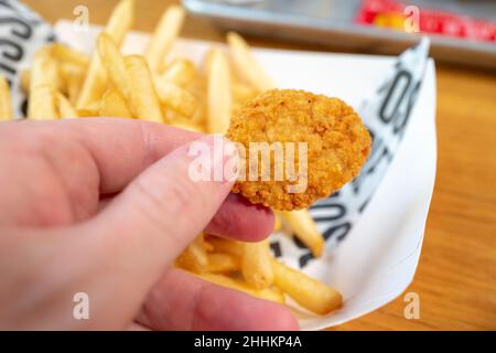 Impossible Chicken Nuggets, nuggets de poulet à base de plantes provenant d'Impossible Foods, sont visibles sur une table au restaurant Gott's Roadside à Walnut Creek, Californie, le 13 septembre 2021.Photo avec l'aimable autorisation de Sftm. Banque D'Images