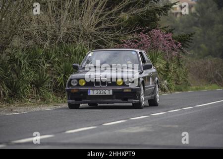 Belle course classique BMW E30 dans la rue le matin Banque D'Images