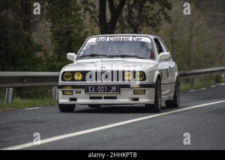 Une belle BMW classique E30 préparée sur un rallye d'asphalte à Barcelone, en Espagne Banque D'Images