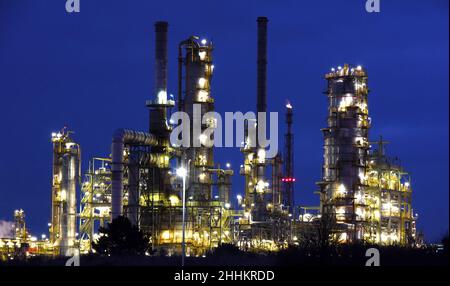 15 janvier 2022, Saxe-Anhalt, Leuna, Merseburg,: D'innombrables lampes et lumières font que les installations de TotalEnergies Raffinerie Mitteldeutschland GmbH à Leuna brillent contre le ciel de la soirée.La raffinerie du groupe français de l'huile minérale est entrée en service il y a 25 ans après une période de construction de trois ans comme la plus moderne du genre en Europe.Chaque année, la raffinerie Total traite environ 12 millions de tonnes métriques de pétrole brut, qui est alimenté par des pipelines provenant principalement de Russie, en essence, diesel, mazout, carburant aviation et méthanol, entre autres produits.Photo: Waltraud Grubitzsch/dpa- Banque D'Images