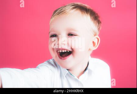 Mignon garçon, isolé.Portrait d'un garçon souriant.Petit garçon drôle.4-5 ans. Banque D'Images