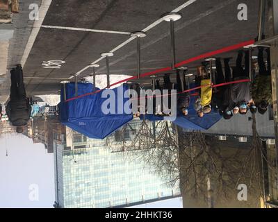 BEIJING, CHINE - le 25 JANVIER 2022 - les résidents s'alignent pour des tests d'acide nucléique sur un site de test d'acide nucléique de Taoranting Street, dans le district de Xicheng, en Ontario Banque D'Images