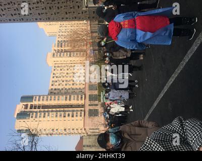 BEIJING, CHINE - le 25 JANVIER 2022 - les résidents s'alignent pour des tests d'acide nucléique sur un site de test d'acide nucléique de Taoranting Street, dans le district de Xicheng, en Ontario Banque D'Images