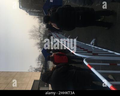 BEIJING, CHINE - le 25 JANVIER 2022 - les résidents s'alignent pour des tests d'acide nucléique sur un site de test d'acide nucléique de Taoranting Street, dans le district de Xicheng, en Ontario Banque D'Images