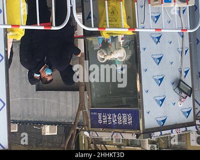 BEIJING, CHINE - le 25 JANVIER 2022 - Un citoyen effectue un test d'acide nucléique sur un site de test d'acide nucléique situé dans la rue Taoranting, dans le district de Xicheng, à Beijing, Banque D'Images