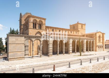 Ancienne église avec façade en pierre dans la ville Banque D'Images