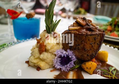 Table avec légumes, salades et boissons. Table de fête avec nourriture. Dîner de fête élégant Banque D'Images