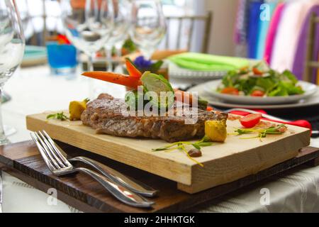 Table avec légumes, salades et boissons. Table de fête avec nourriture. Dîner de fête élégant Banque D'Images