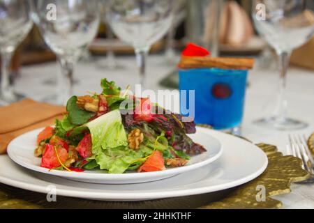 Table avec légumes, salades et boissons. Table de fête avec nourriture. Dîner de fête élégant Banque D'Images