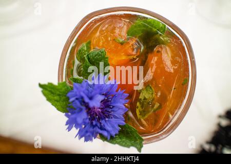 Table avec légumes, salades et boissons. Table de fête avec nourriture. Dîner de fête élégant Banque D'Images
