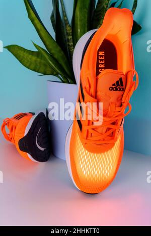 Tyumen, Russie-13 janvier 2022: Logo Adidas sur les chaussures de course orange.Photo verticale Banque D'Images