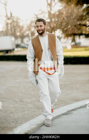 Paris, France, 24 janvier 2022, Street style,Simon porte Jacquemus arrivée au salon Schiaparelli Printemps été 2022 haute Couture, tenu au petit Palais, Paris, France, le 24 janvier 2022.Photo de Marie-Paola Bertrand-Hillion/ABACAPRESS.COM Banque D'Images