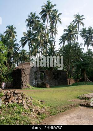 Les ruines abandonnées du fort Revdanda appartenant aux Portugais ...