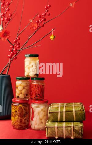 Fruits confits et gâteaux de riz collants sur table rouge préparés pour le nouvel an lunaire Banque D'Images
