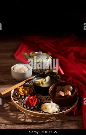 Ail mariné et piment, porc braisé avec œufs et soupe farcie de melon amer servi pour le festival du printemps Banque D'Images