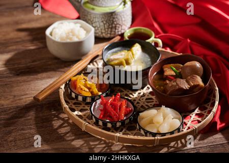 Assiette à l'ail mariné et au piment, porc braisé avec œufs et soupe farcie de melon amer pour la fête des Tet Banque D'Images