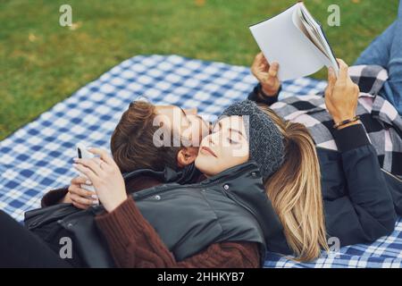 Jeune couple gentil s'amusant sur le camping Banque D'Images