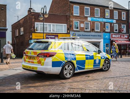 Mansfield, Notinghamshire 28.1.2022 - voiture d'intervention d'un officier armé de la police garée sur la scène d'un incident d'enquête criminelle. Banque D'Images