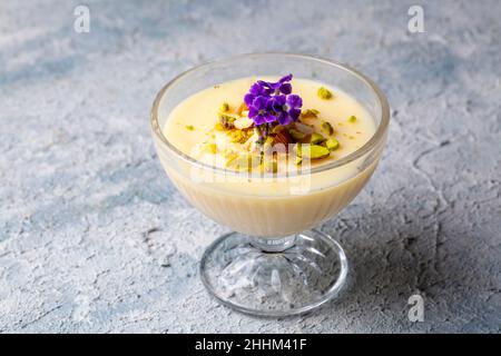 Délicieux desserts turcs traditionnels ; Keskul - Pudding Banque D'Images