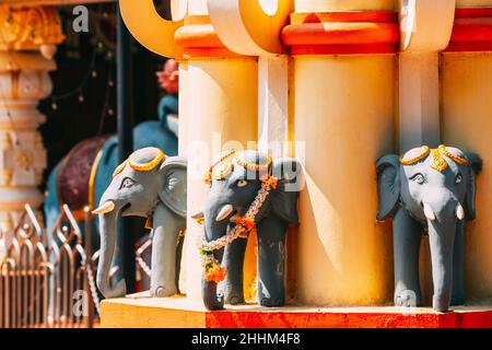 Mapusa, Goa, Inde.Statue d'éléphant près du Shree Ganesh Mandir, temple de Ganeshpuri.Site d'intérêt célèbre et destination populaire Banque D'Images