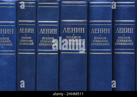 Chapaevsk, région de Samara, Russie - 24 décembre 2020 : les œuvres de V. I. Lénine collectées sur le plateau de la bibliothèque Banque D'Images