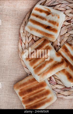 Pain grillé traditionnel sud-africain ou roosterkoek sur une surface rustique avec espace copie Banque D'Images