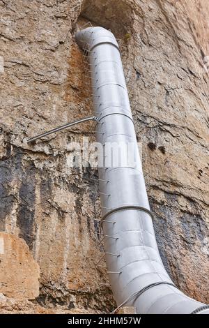 Tuyauterie d'eau sur un niveau différent creusant dans la roche Banque D'Images