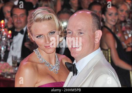 Photo du dossier en date du 5 août 2011 de SAS Prince Albert II de Monaco, son épouse SAS Princess Charlene lors du bal de la Croix-Rouge de 63rd tenu au Sporting à Monte-Carlo, Monaco.Charlene de Monaco, qui a 44 ans ce mardi 25 janvier 2022, est invisible depuis plus de 2 mois.Photo de Marco Piovanotto/ABACAPRESS.COM Banque D'Images