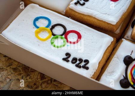 Pekin Chine 25th Janvier 22 Gateau Avec Bing Dwen Dwen Mascotte Des Jeux Olympiques D Hiver Photographie A Beijing Chine Le 25 01 22 Les Confectioners De La Capitale Chinoise Ont Lance Des Gateaux Avec Anneaux Olympiques