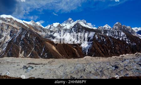 Vue de Renjo la Pass 5417 m à l'est sur l'Himalaya avec le mont Everest, 8848 m, Nuptse, 7879 m et Lhotse, 8516 m, Khumbu Himal, Himalaya, Népal,A Banque D'Images