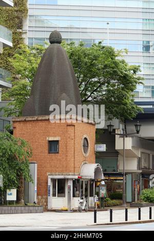 TOKYO, JAPON - 1 mai 2021 : une boîte de police dans la région de Ginza à Tokyo. Banque D'Images