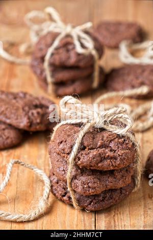 Gros plan des cookies aux copeaux de chocolat empilés et attachés avec une ficelle marron (mise au point sélective) Banque D'Images