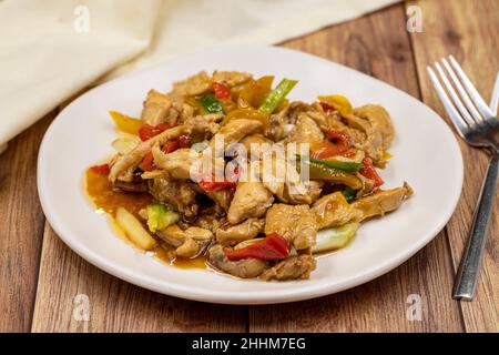 Plat de poulet chinois.Poulet à l'huile d'olive et sauce soja.Plat chinois traditionnel préparé avec de l'ail, de l'oignon, du poivre de capia et du poivre vert Banque D'Images