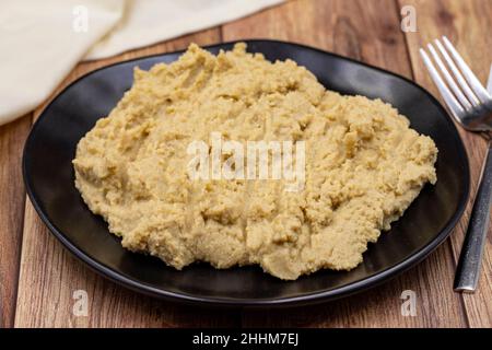 Houmous dans une plaque en céramique.Plats de pois chiches, plat végétarien. Banque D'Images