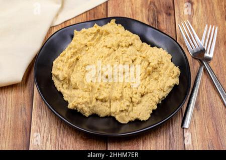 Houmous dans une plaque en céramique.Plats de pois chiches, plat végétarien. Banque D'Images