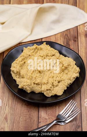 Houmous dans une plaque en céramique.Plats de pois chiches, plat végétarien. Banque D'Images