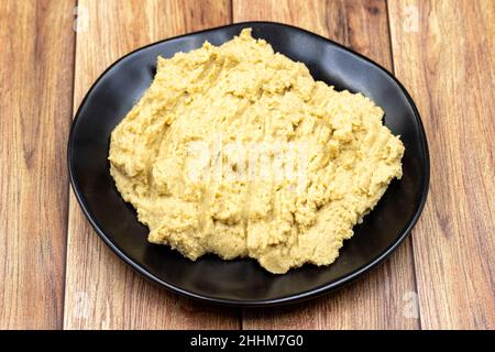 Houmous dans une plaque en céramique.Plats de pois chiches, plat végétarien. Banque D'Images