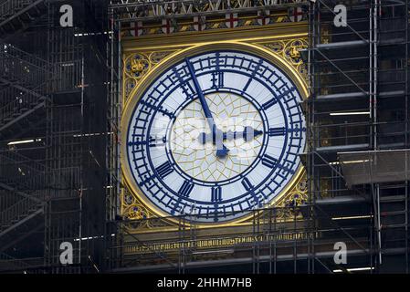 Londres, Angleterre, Royaume-Uni.Un visage de Big Ben révélé que l'échafaudage est lentement enlevé après des années de travaux de rénovation. Banque D'Images