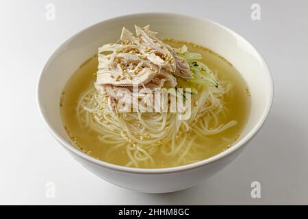 Nouilles froides au poulet sur fond blanc Banque D'Images